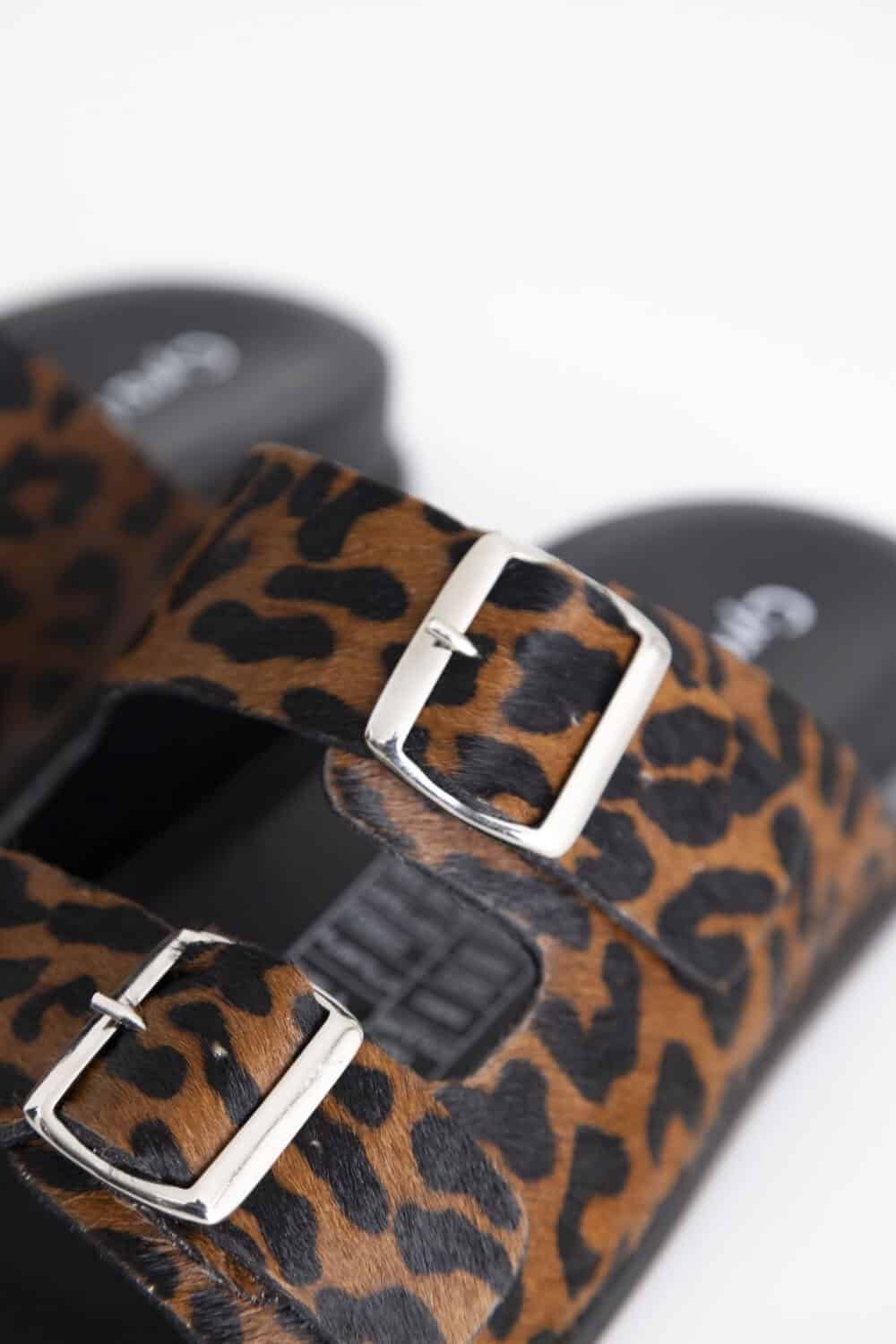 sandalias en cuero de leopardo