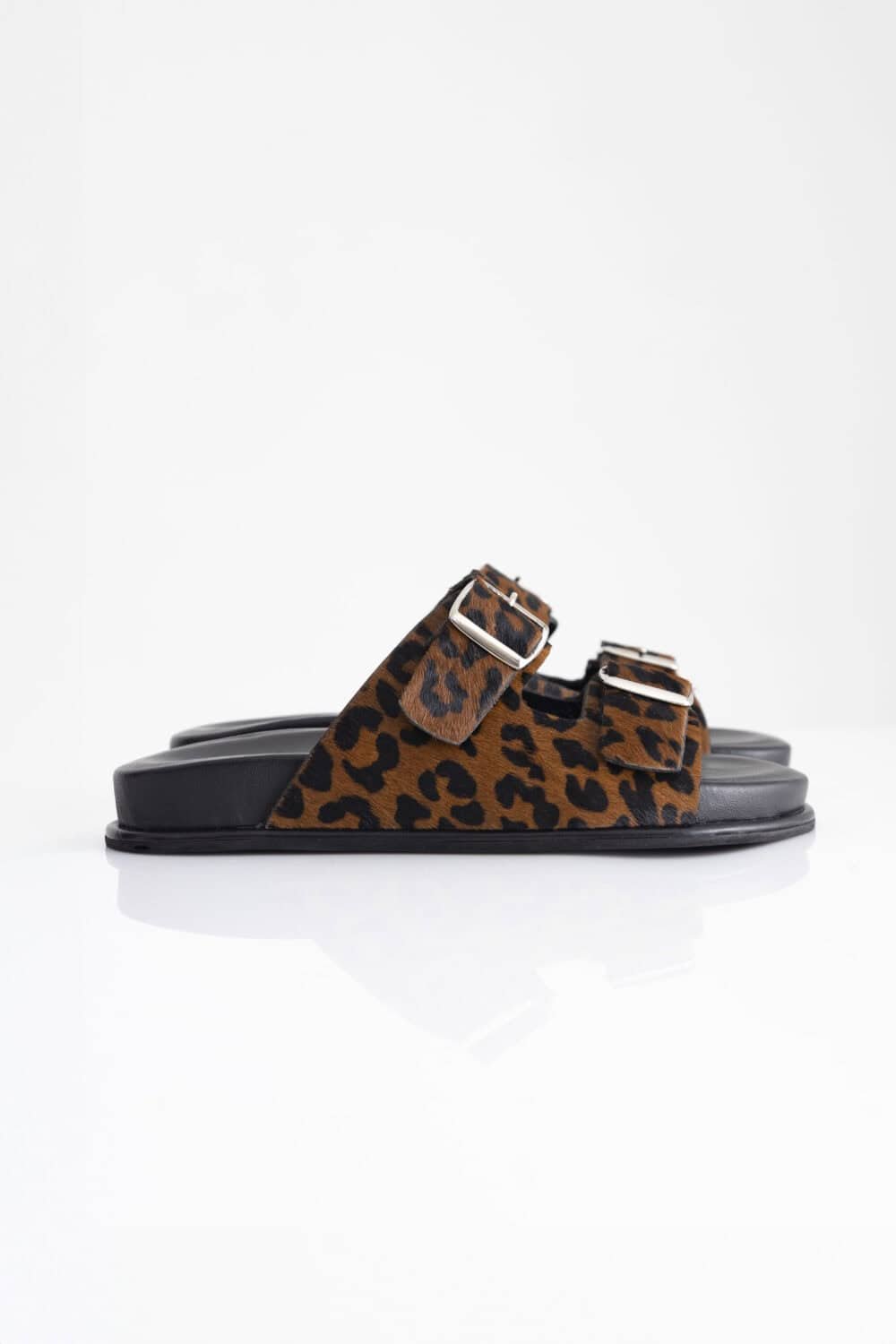 sandalias en cuero de leopardo